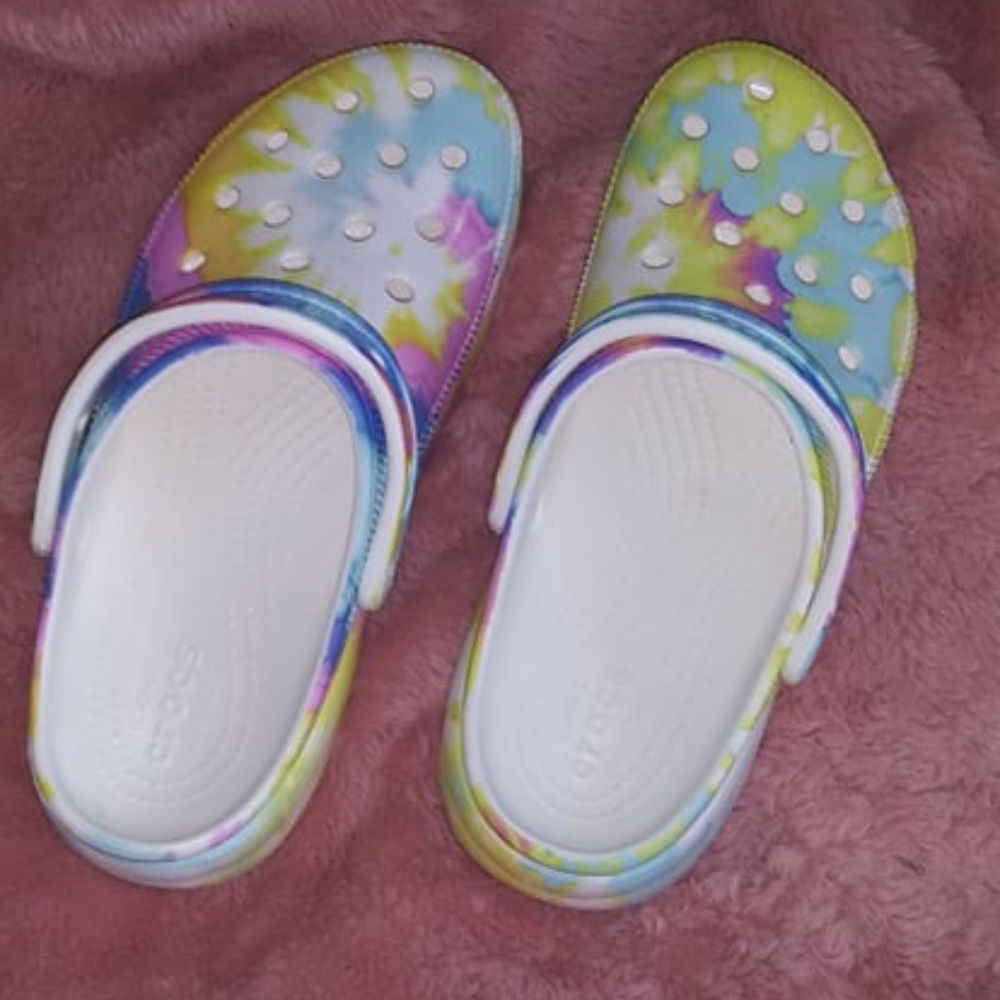 TYE DYE PLATFORM CROCS